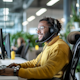 Foto de perfil de cliente satisfecho con servicios financieros